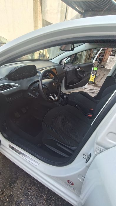 Peugeot 208 style1.200 VTI 84cv
2018
gasolina