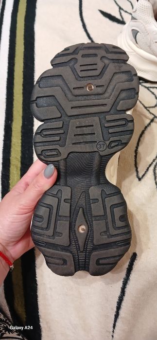 Кросівки жіночій.