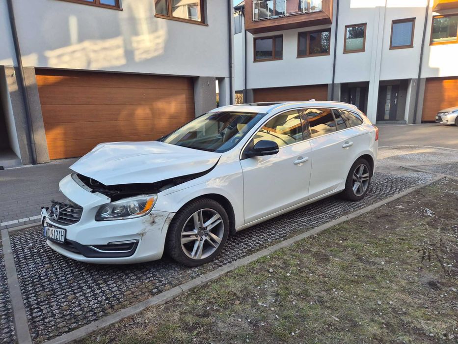 Volvo V60 T5 białe powypadkowe, po wypadku