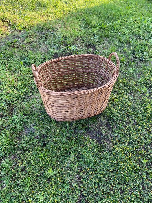 Duży kosz wiklinowy, pojemny, owalny, z uchwytami