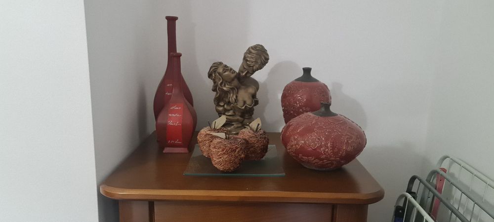 Conjunto de peças decorativas – vasos, escultura e adornos. Novos