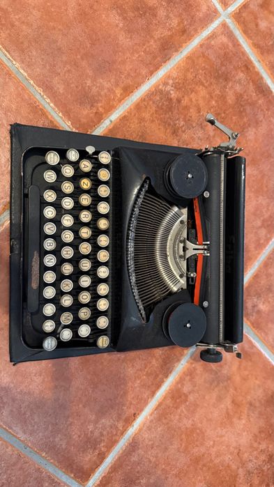 Máquina escrever antiga Erika