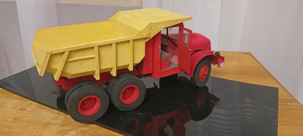 Масштабна модель самоскида.