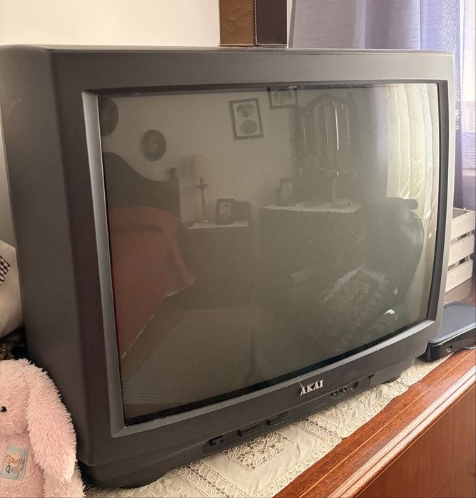 Televisão AKAI com comando