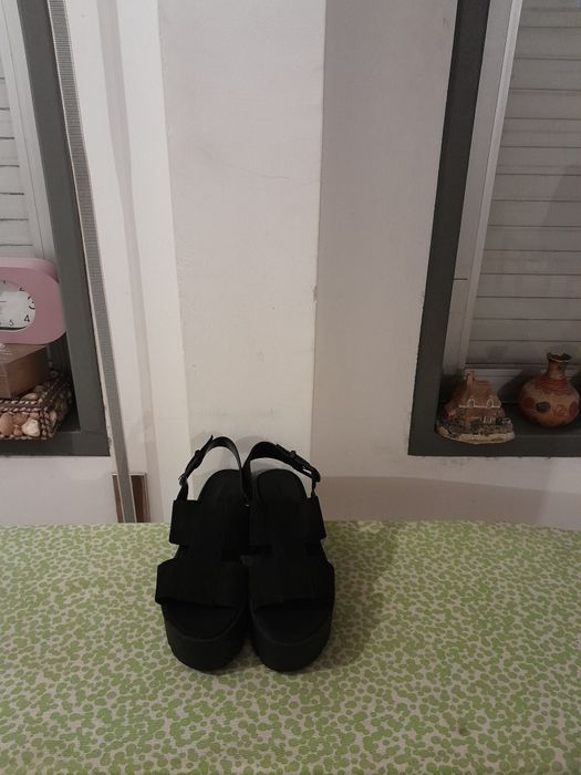 Vendo Sandálias de Senhora BERSHKA muito bonitas como novas