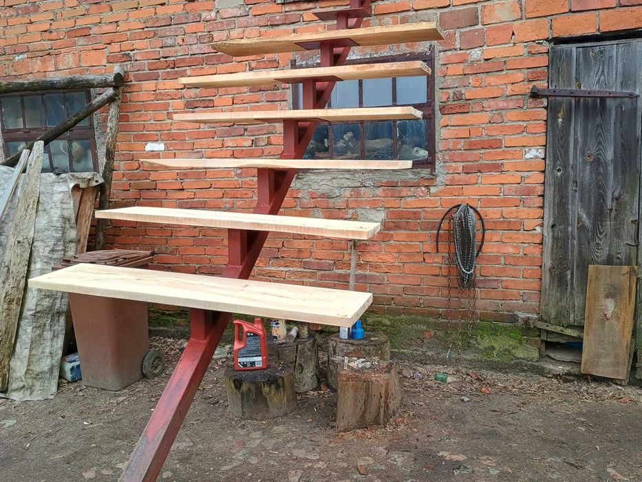 Schody drewniano-metalowe na belce centralnej