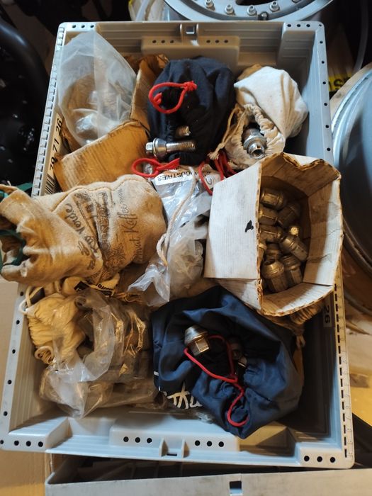 Śruby do kół nakrętki szpilki używane różne rodzaje