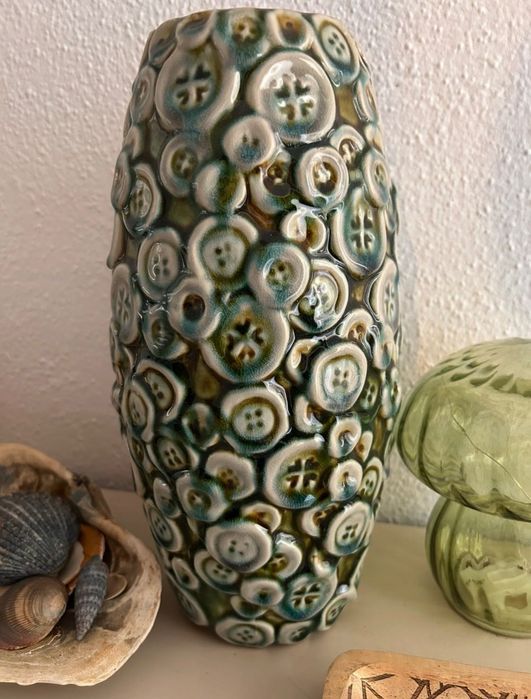 Variadas peças de decoração, moldura tripla, bengaleiro/cabide em bambu/prato/travessa despeja bolsos em madeira, jarra grande loja gato preto