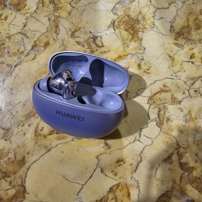 Навушник Huawei та оригінальний кейс