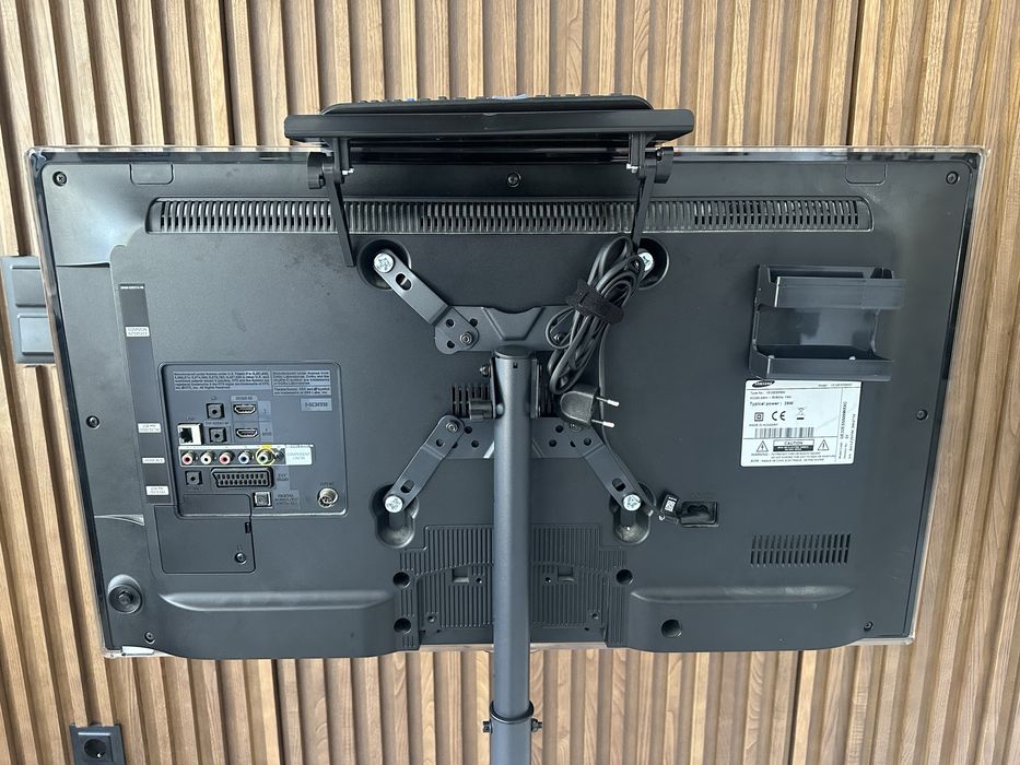 Samsung 32” com suporte
