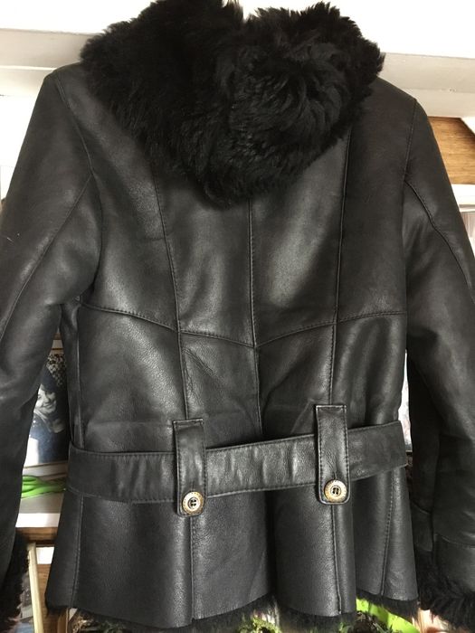 Короткая кожаная куртка на натуральном мезу