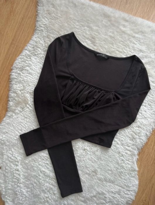 czarny crop top na długi rękaw