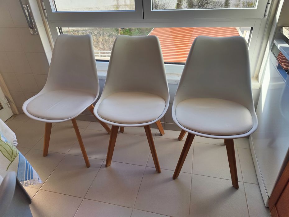 Cadeira estilo nórdico, branca almofadada