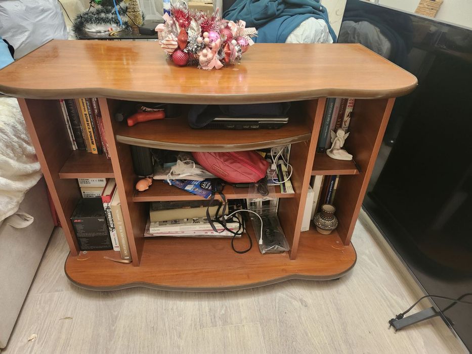 Тумба під телевізор на колесиках