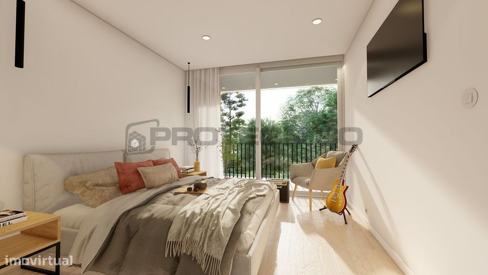 Elegante T4 de Excelentes Áreas com Piscina e Jardim