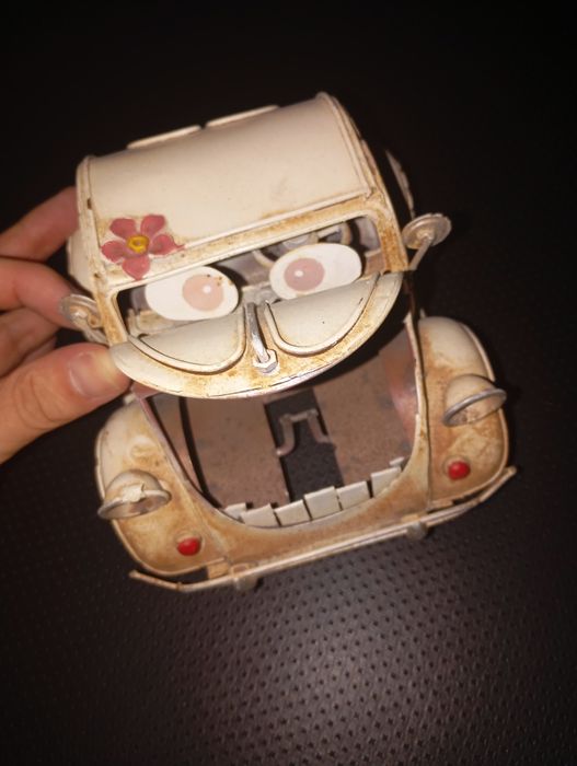 Carro em lata decorativo