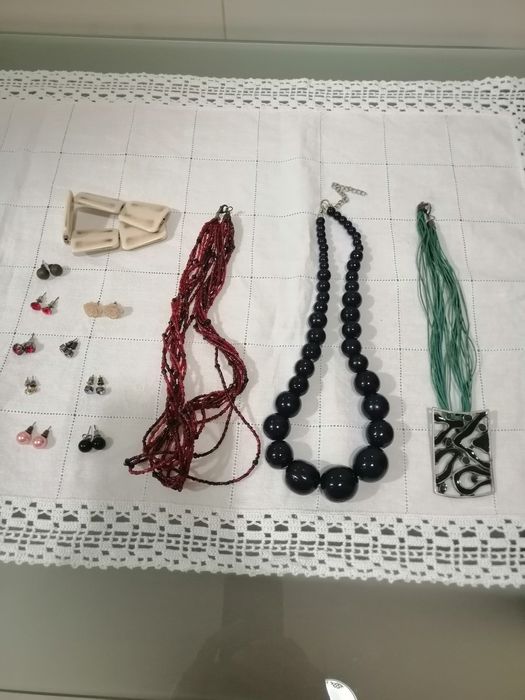 Porta chaves+Frasco feito em renda+brincos+quadro em p/cruz