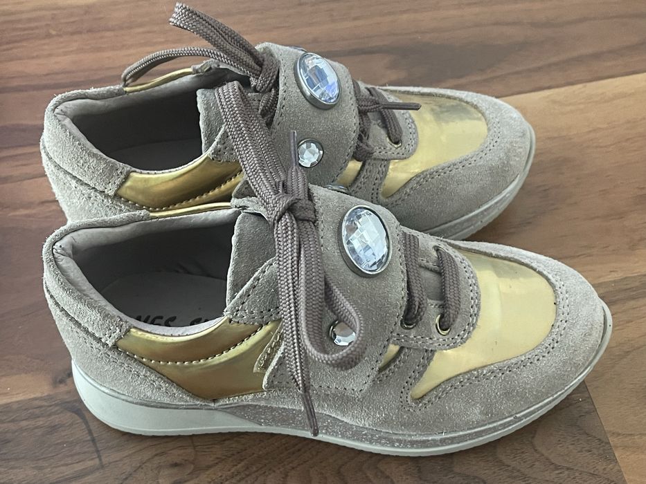 Sapatos/sapatilhas douradas e bege criança