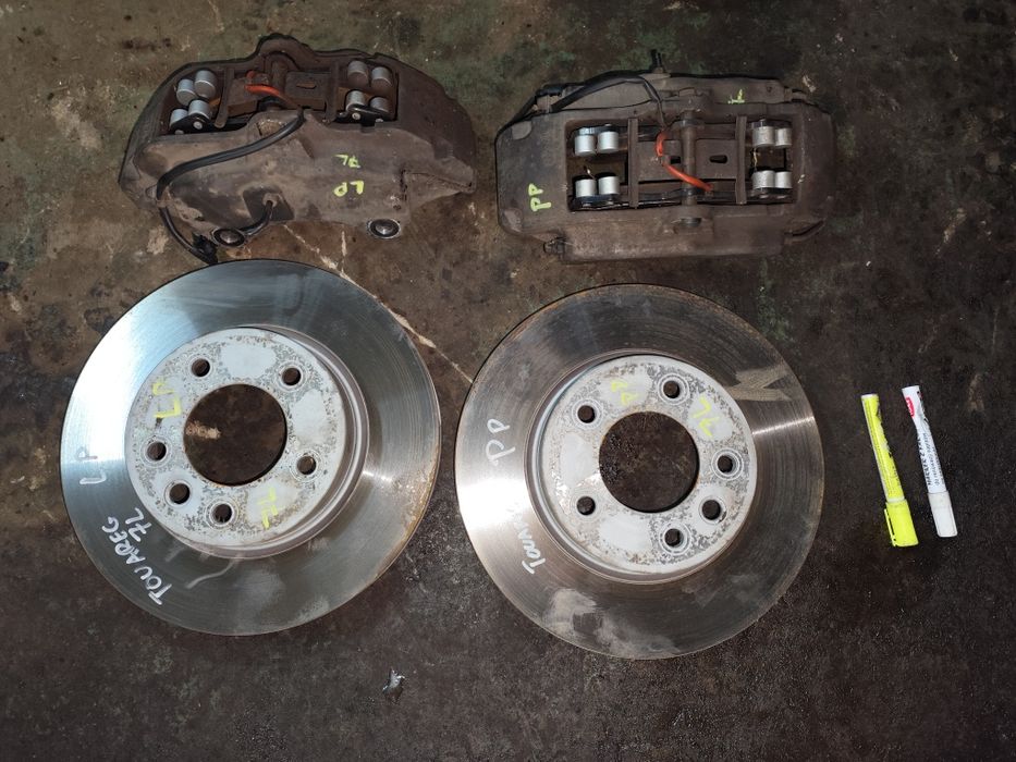 VW Touareg 7L zacisk hamulcowy prawy lewy tył 4 tłoczki nowe tarcze