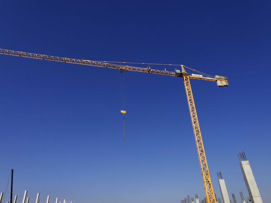Dźwig budowlany, żuraw budowlany do wynajęcia