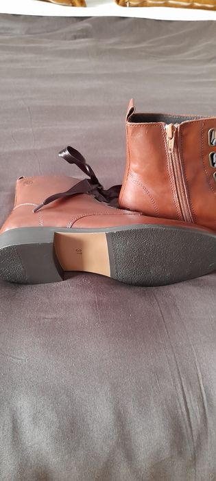 Botins castanhos em pele