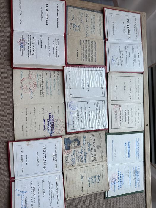 Zestaw 18 legitymacji i dokumentów po jednej osobie PRL