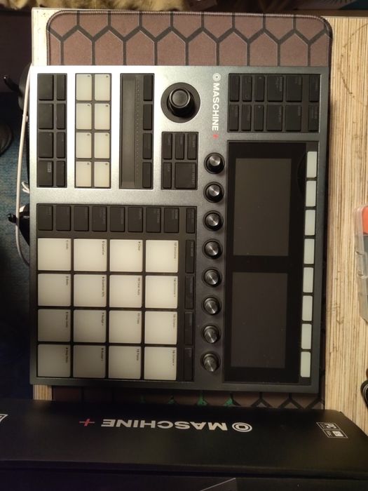 Native Instruments Maschine + (состояние идеал + большая библиотека )