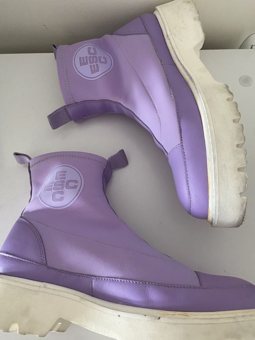 Botas #Esc usadas uma vez