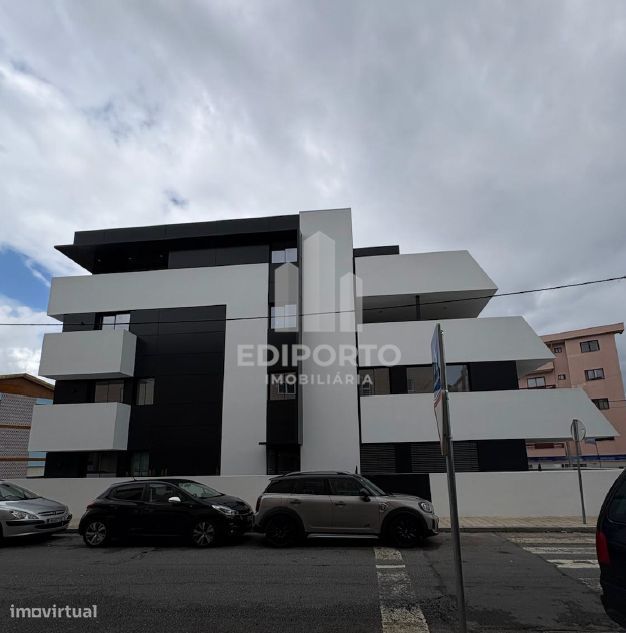 Exclusivo T1 com Varanda de 20m² e Arquitetura de Autor – S. Cosme, Go
