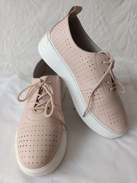 Trampki ażurowe ze skory na wyższej koturnie