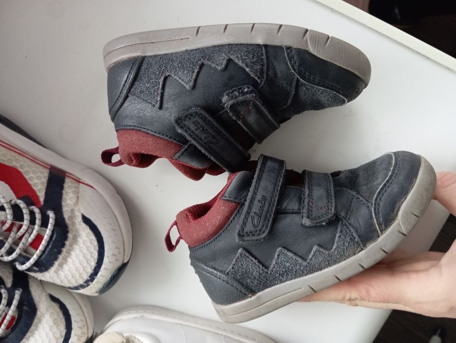 Віддам безкоштовно взуття для хлопчика дівчинки розмір 22 23 24