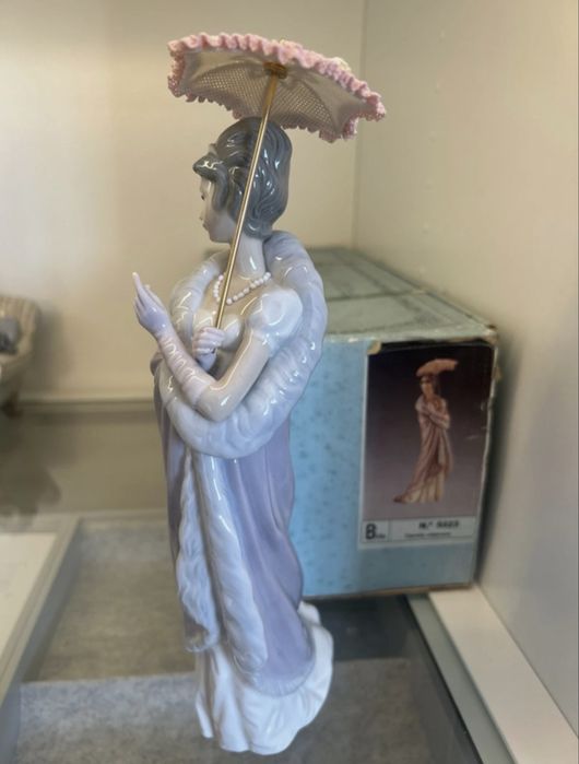 Lladró “Rara figura Damita Milanesa - 5323” com caixa original.