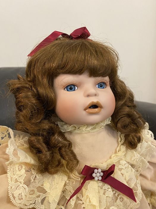 Boneca de porcelana antiga