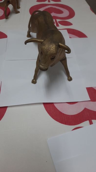 Touro escultura em latão