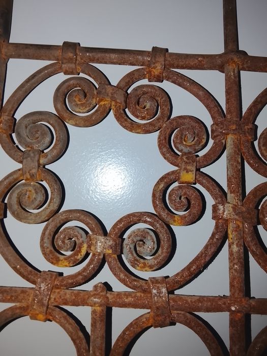 Janela de ferro faita a mão de Marrocos das montainias de Atlas