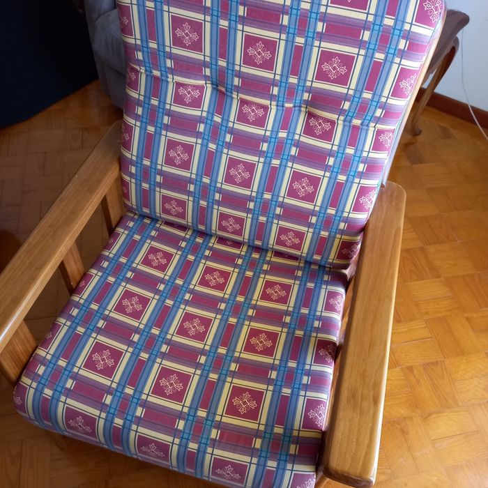 Conjunto de sofás em azul e vermelhos (estrutura de madeira)
