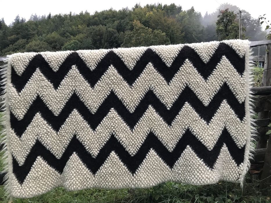 Ліжники, подушки, килими, накидки