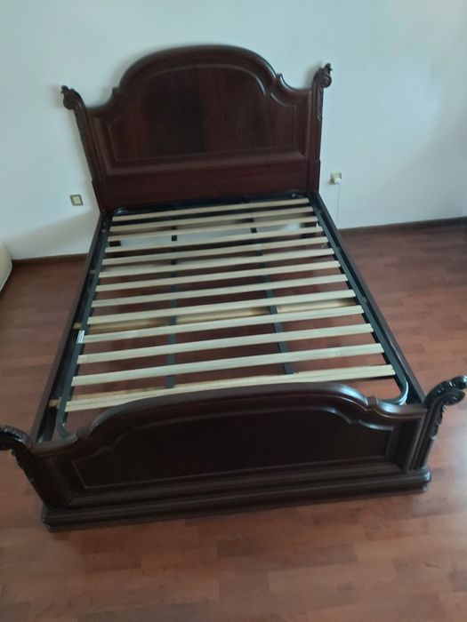 Cama de casal em mogno