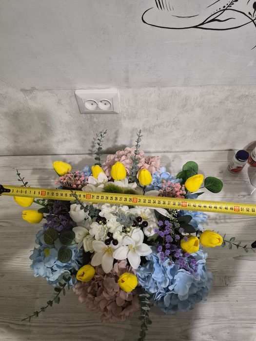 Композиція зі штучних квітів на кладовище корзина