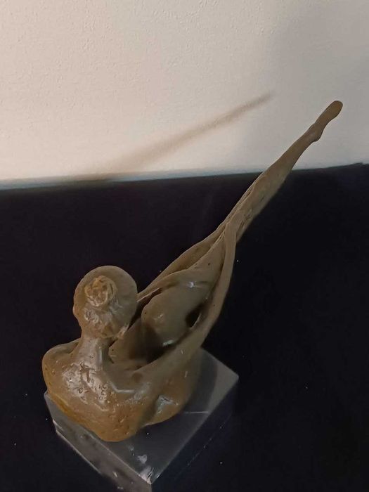 Бронза статуетка скульптура модерн гимпастка девушка женщина мрамор