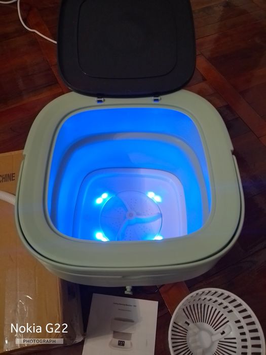 Портативна складана пральна машинка з центрифугою й ультрафіолетом.