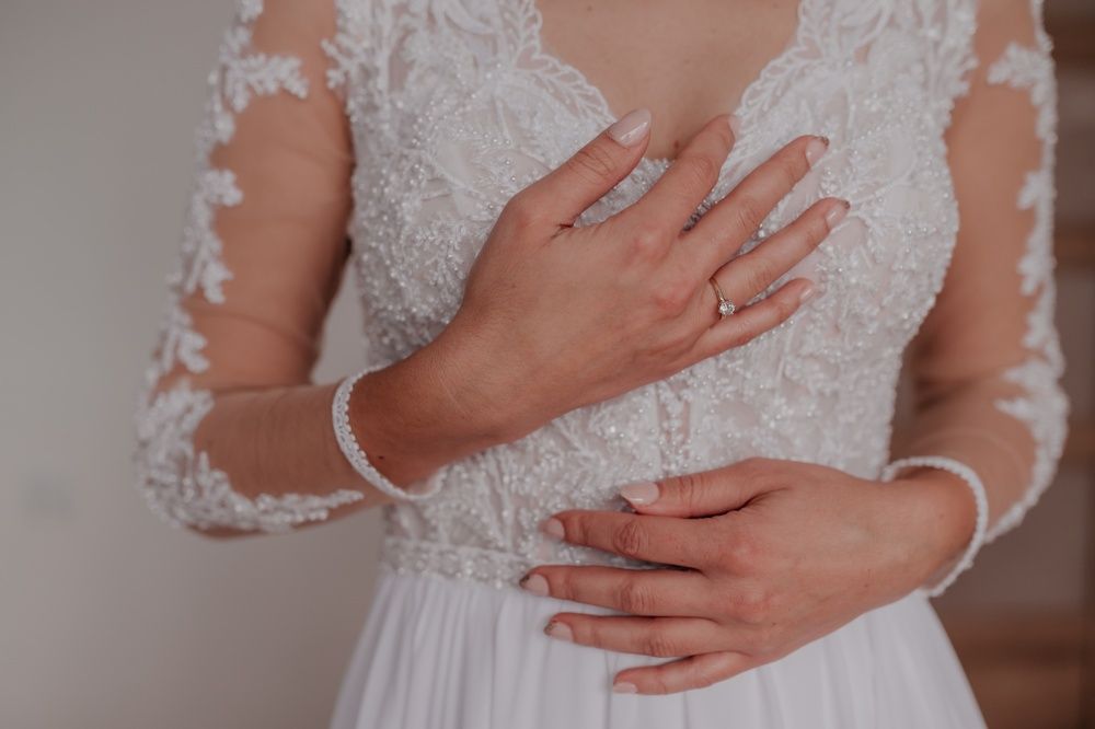 Suknia ślubna, odpinane rękawy, muślinowy dół