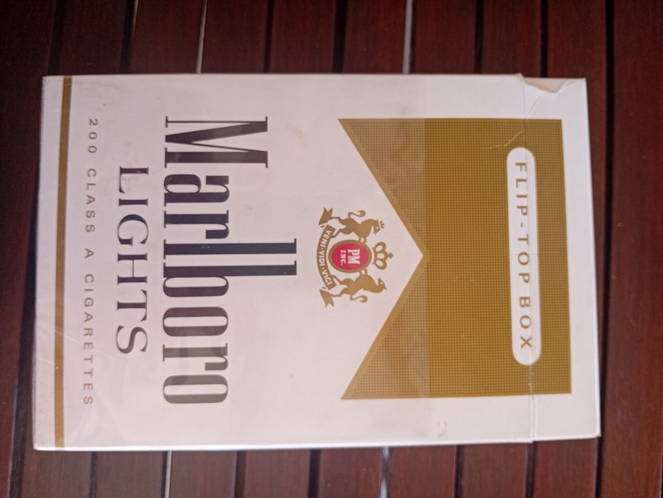 Caixa/maço tabaco de grandes dimensões, Marlboro Lights, anos 90, dimensões: 18,5cm altura 12,5cm largura 6cm fundo, em excelentes condições.