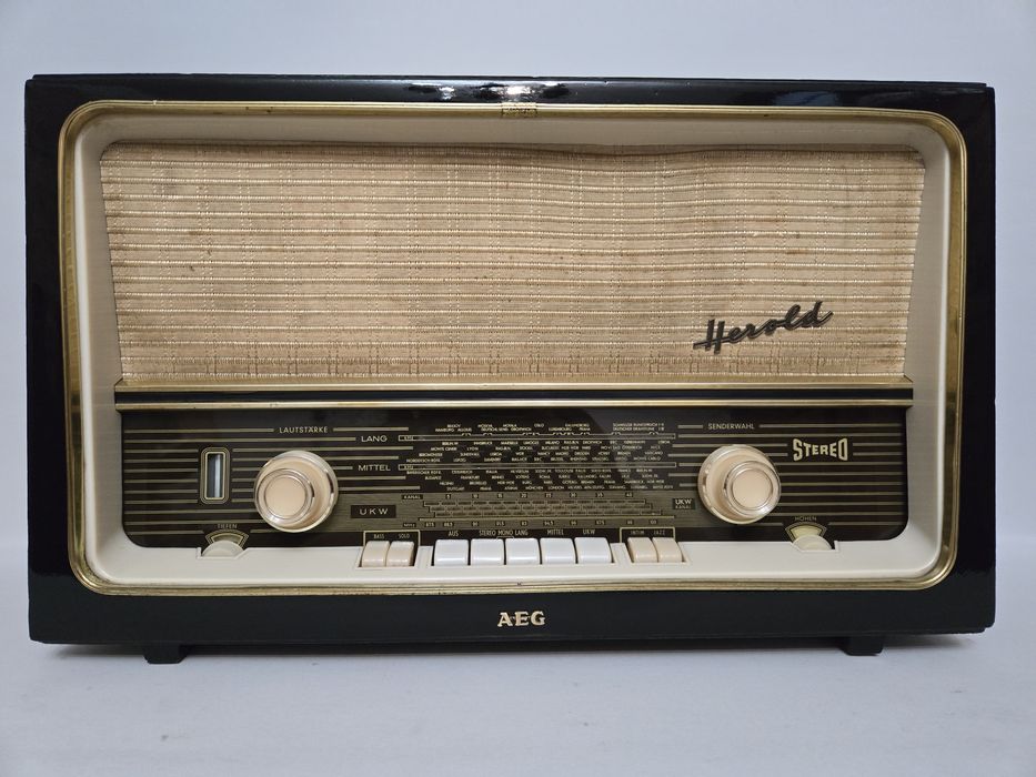 Rádio antigo reparado AEG
