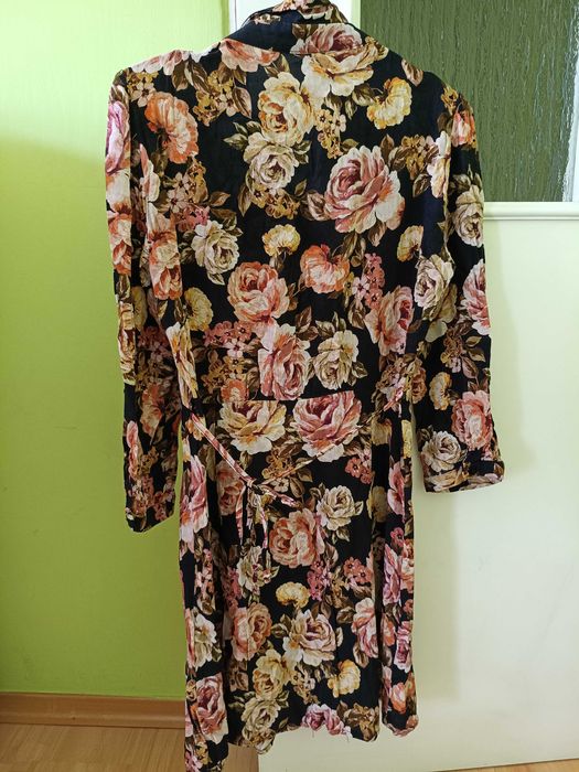 Sukienka w kwiatki na lato