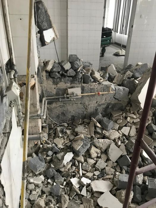 Wyburzenia rozbiórki kucie płytek