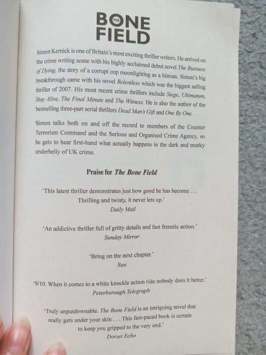 Simon Kernick " the bone field " книга на английском