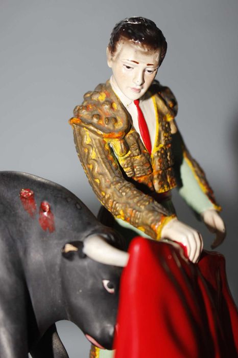 Figura em faiança - Toureiro - Touro - Recordação da Nazare