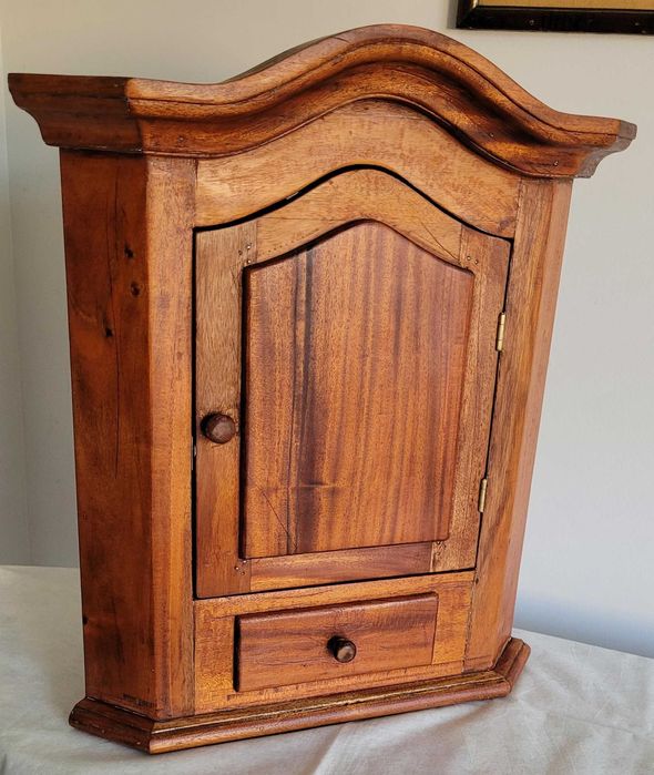 Stara drewniana narożna szafka wisząca typu apteczka  z małą szufladką