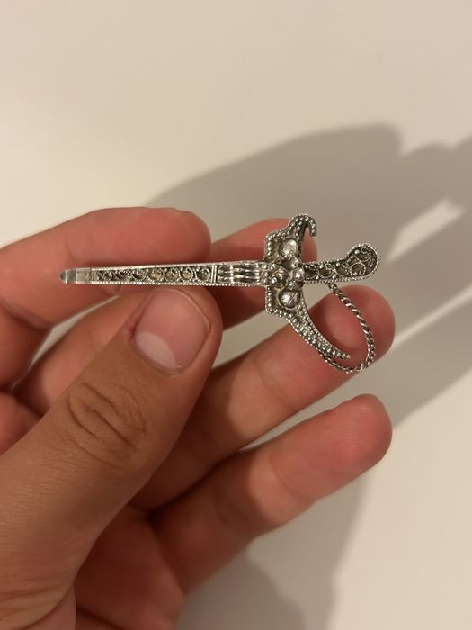 серебряная брошь меч